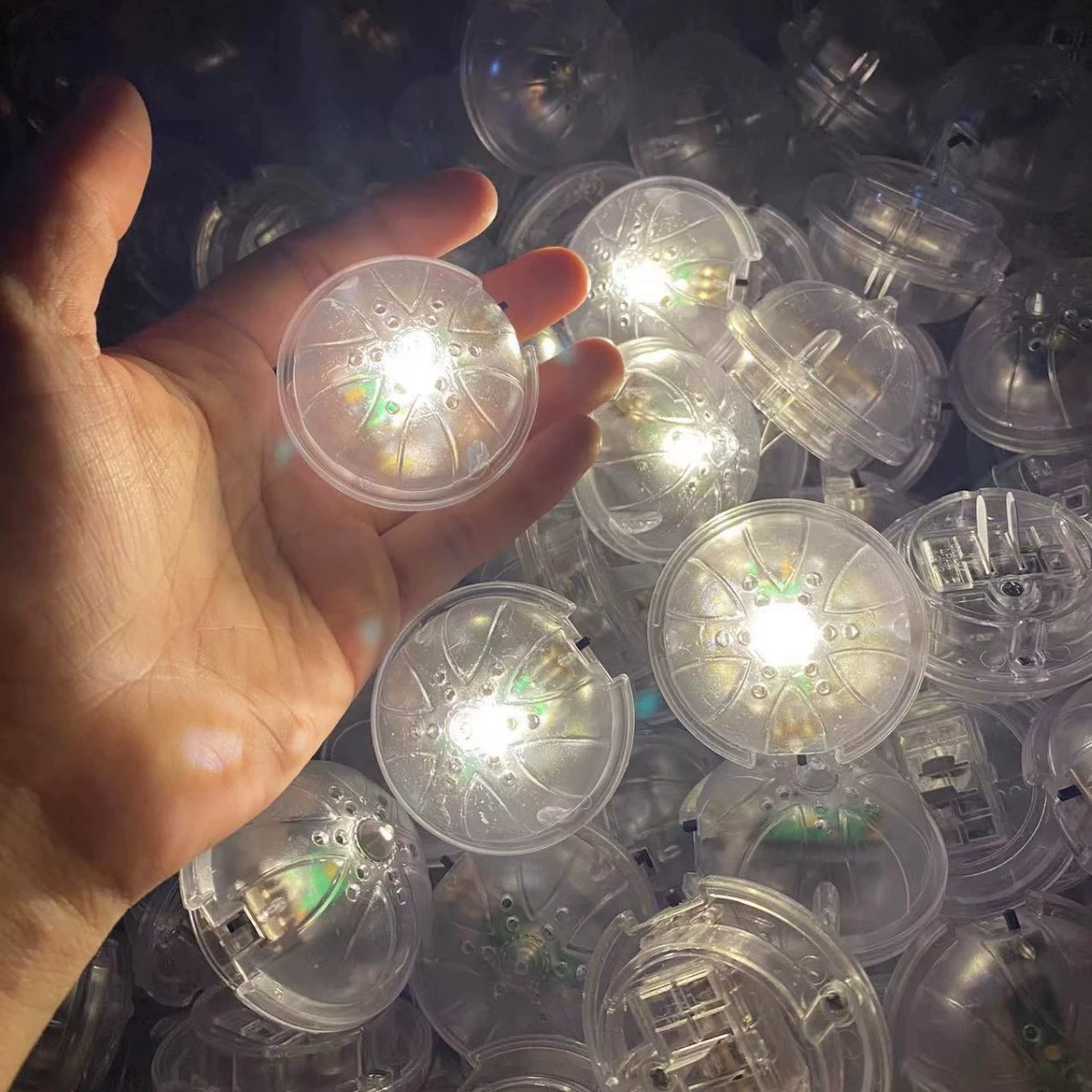 Ночник лесной семьи не совместимо. Сенбел можно разместить напрямую на столе и добавить атмосферный ночник.