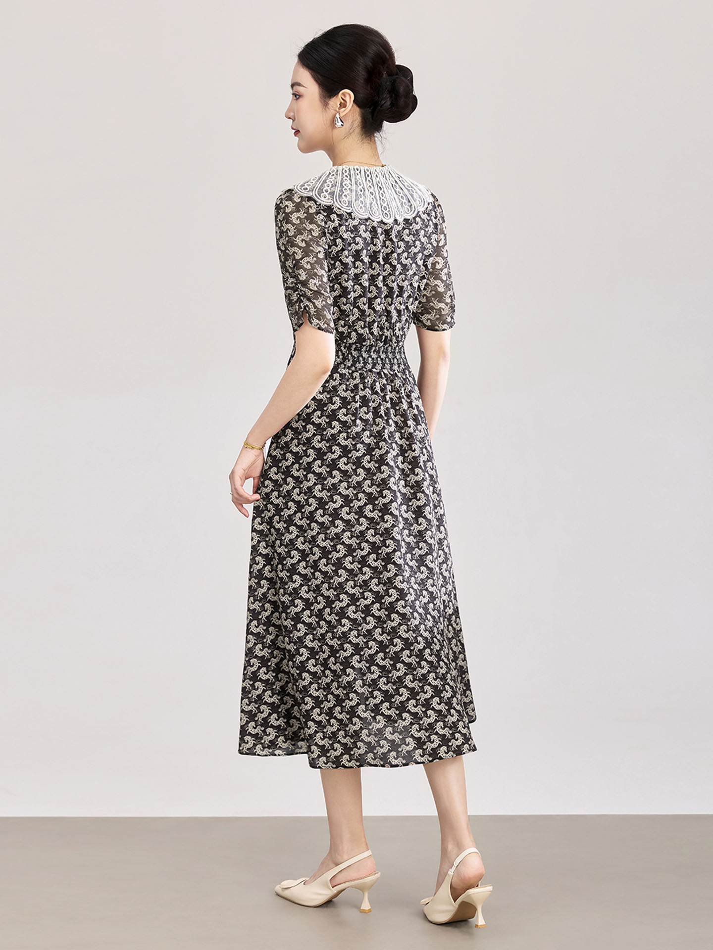 Đầm maxi nữ thắt eo in họa tiết ngựa cổ ve phối màu — màu đen
