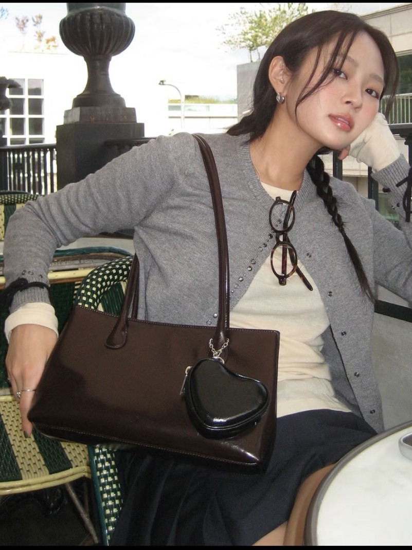 2025 bolsas de nicho coreanas de diseño de mango largo de hombro único bolsas de brazo de gran capacidad para auriculares de amor bolsas para mujeres