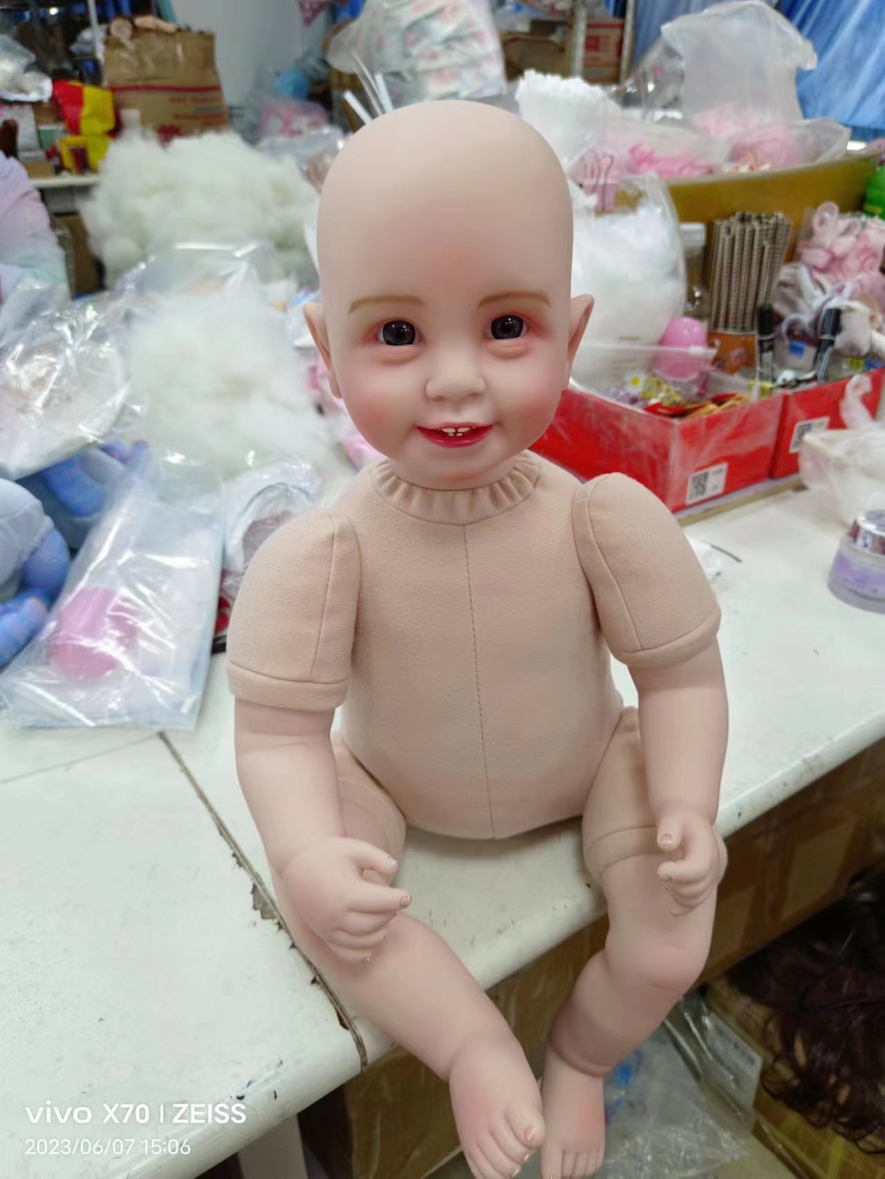 Bebé desnudo sin pelo
