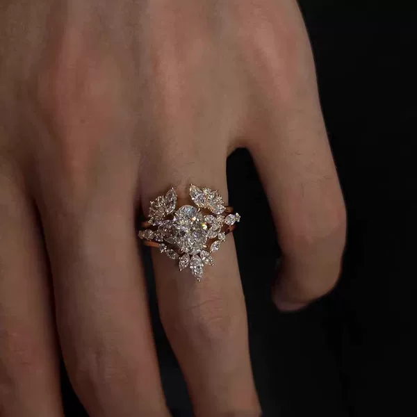 Sparkling Full Diamond Pigeon Egg Ring for Women, Vintage Light Luxury Style, Index Finger Ring, Unique Fashion, High-End Feel, Versatile Ring