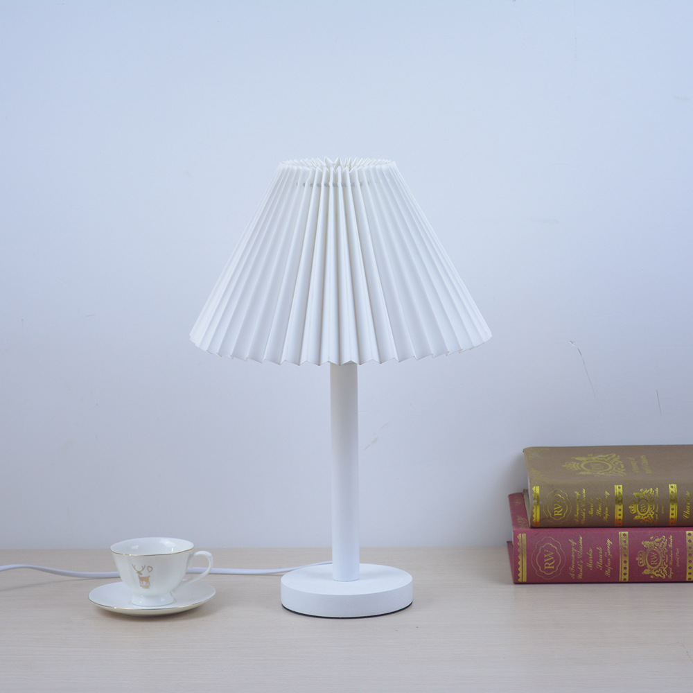Lámpara de mesa plisada de noche de dormitorio de madera maciza nórdica Corea del Sur internet celebrity ins B & B cafe dormitorio lámpara de decoración nocturna