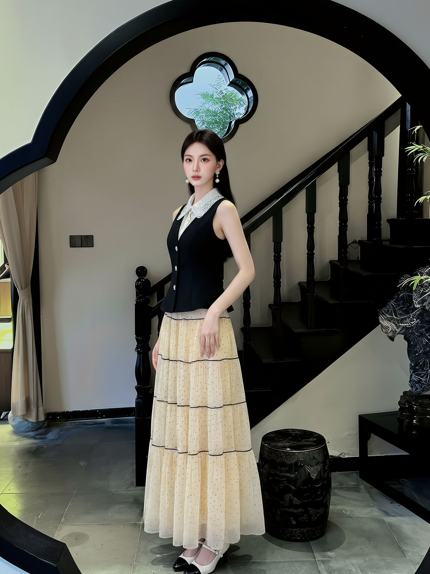 Bộ váy chấm bi gồm áo vest không tay và chân váy midi — Váy trắng nửa gạo, bộ đồ, Áo khoác đen