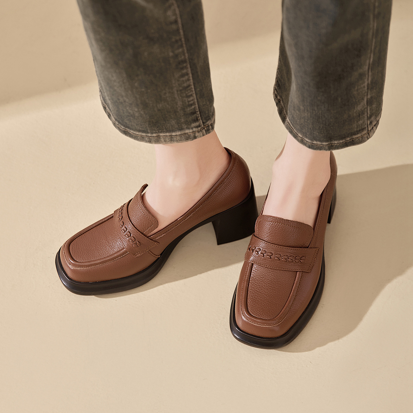 Giày loafer nữ da dê đế dày gót vuông 7,5 cm cổ sâu — màu nâu