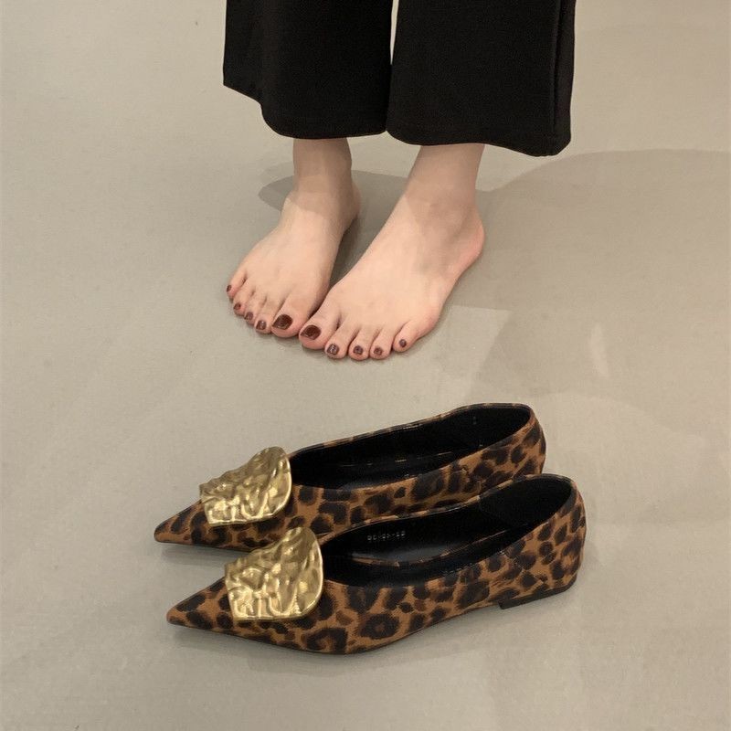 2026 verano nuevo zapato plano cómodo y poco profundo temperamento puntero estampado leopardo delgado viajero ligero zapatos de mujer