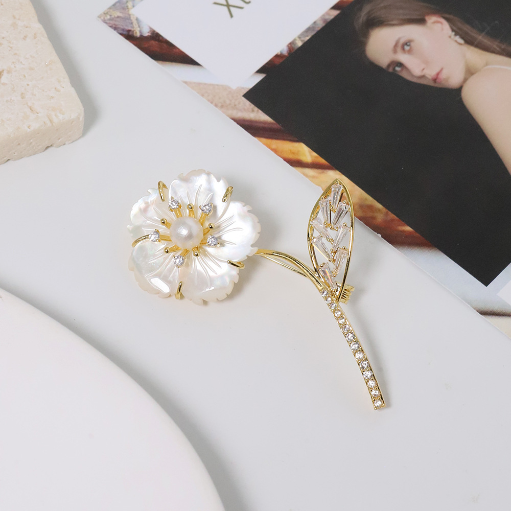 Accesorios DIY flor de conchas naturales broche de cobre dorado de piedra elegante broche de perla pecho soporte vacío image 2