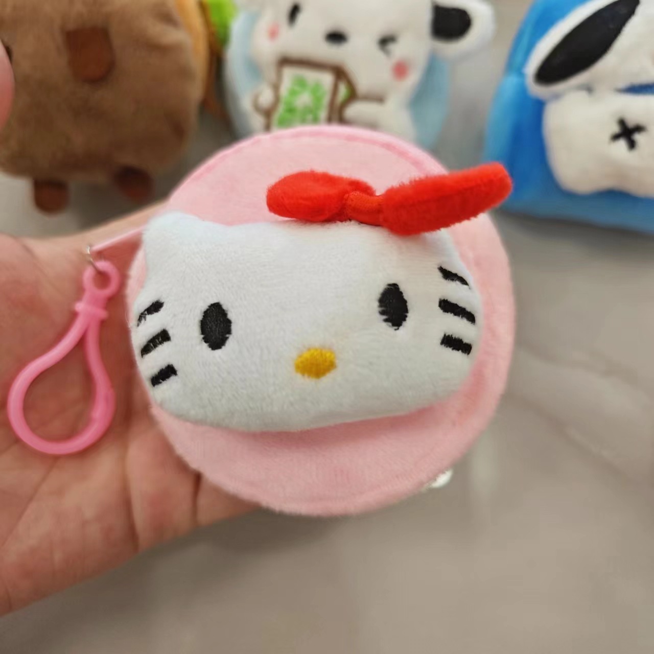 White kitten-round bag