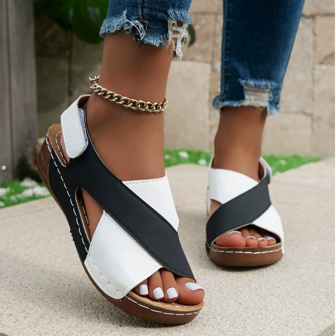 Европейские, американские и римские сандалии женщины 2024 года новые кексы с толстым дном и юбкой для отдыха с открытыми пальцами