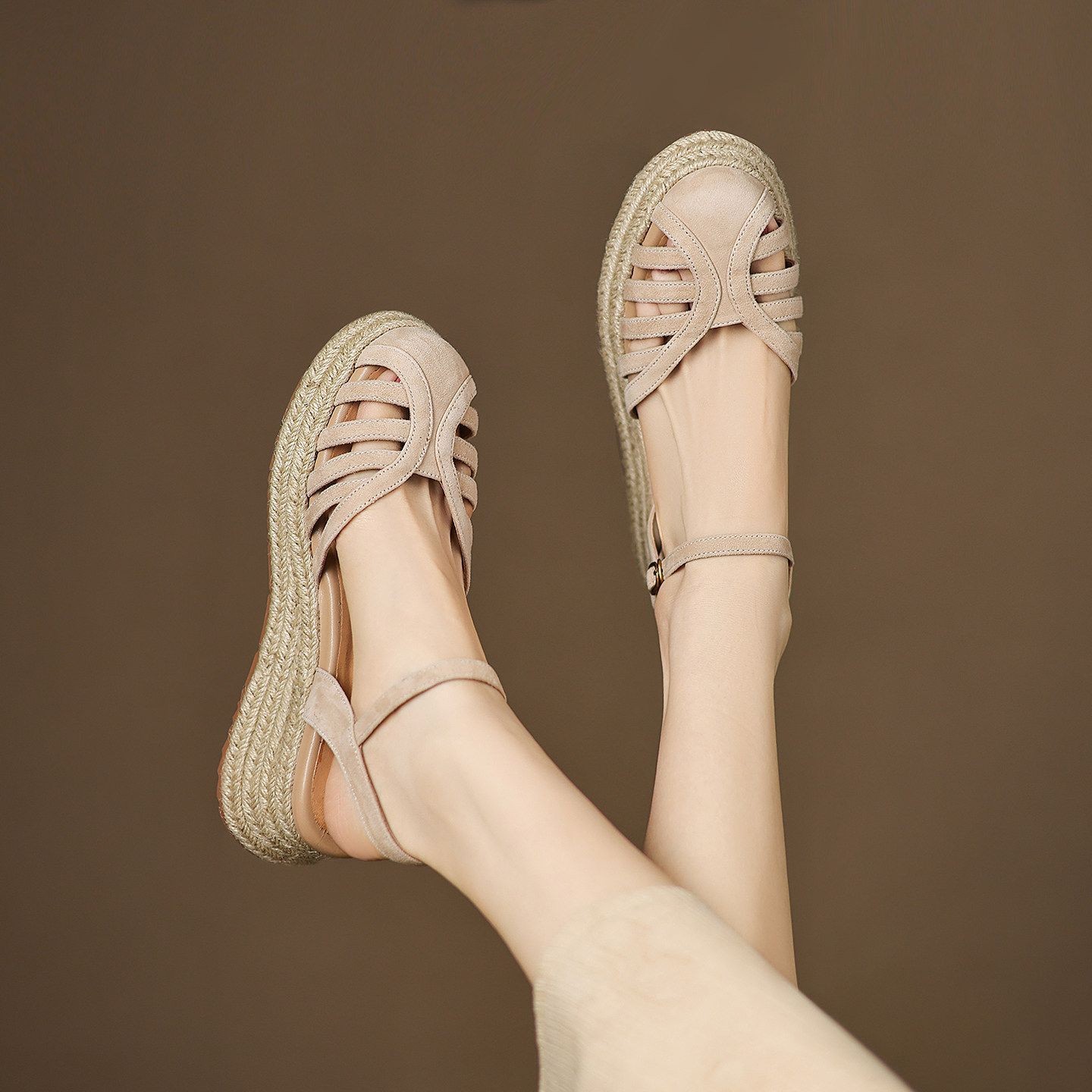2026 cómodas sandalias casuales de paja huecas transpirables tacones de gamuza con hebilla romana para mujeres