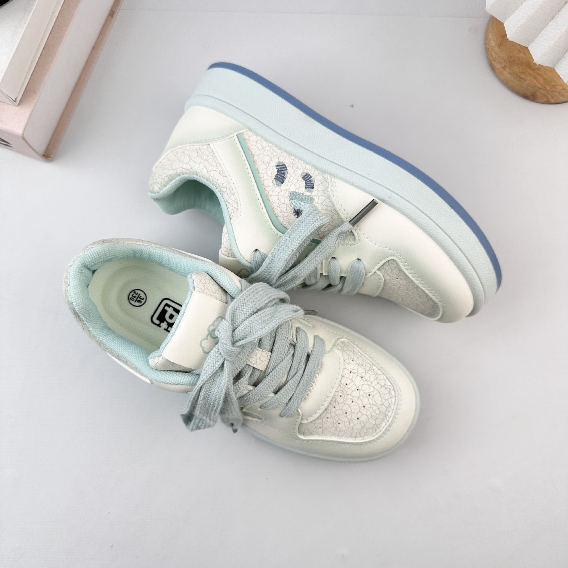 Zapatos blancos de fondo grueso de estudiantes de ondas distantes para mujeres 2025 otoño in-mode universal de moda de estudiantes zapatos de skate casuales zapatos de pan