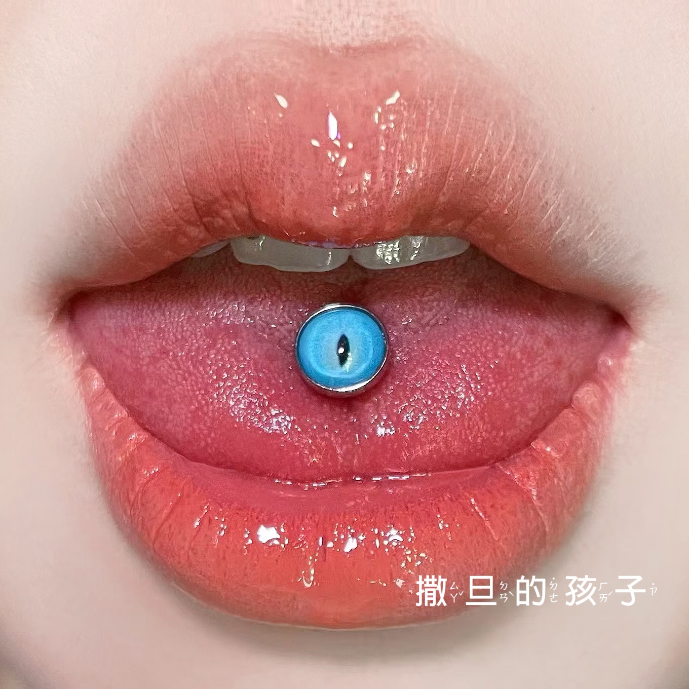 16G labret stud size and finish detail