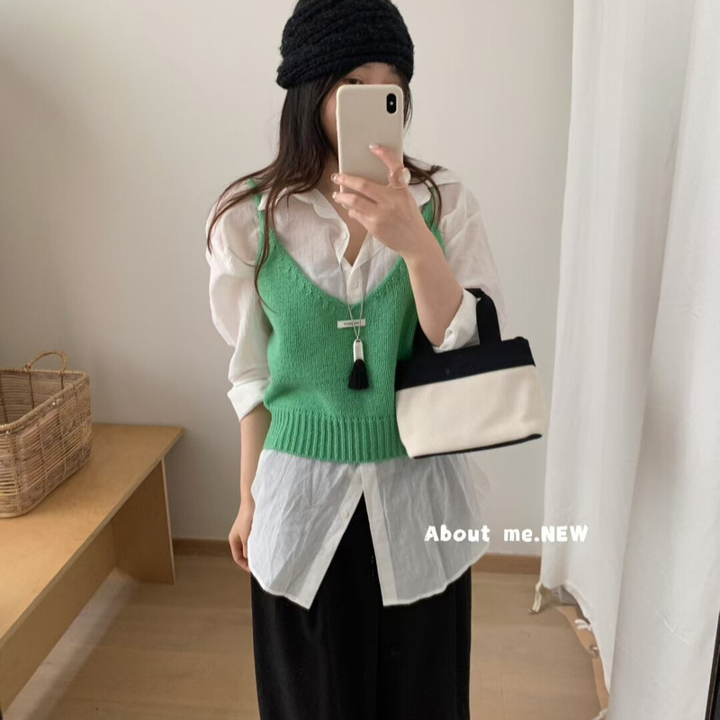 Korean-Style Simple Camisole V-Neck Short Knit Vest That Can Be Worn Front or Back, Perfect for Layering in Spring Korean-Style Simple Camisole V-Neck Short Knit Vest That Can Be Worn Front or Back, Perfect for Layering in Spring