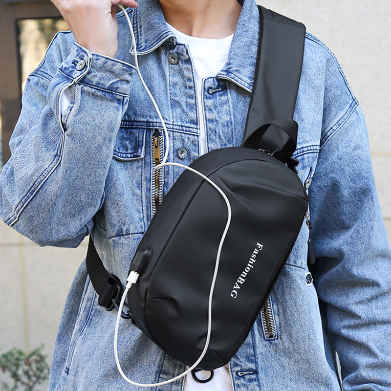 Bolsa de pecho de membrana de cuero para hombre de carga inteligente USB, bolsa de pecho de hombro casual de moda, reducción de carga, conveniente bolsa de mensajero al por mayor