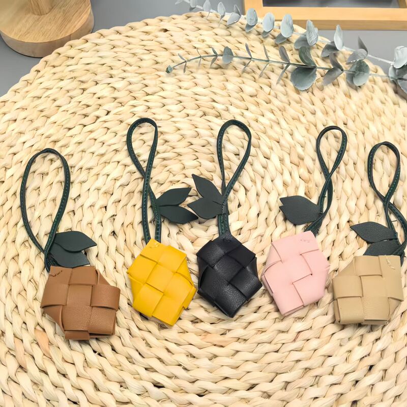New cross-border creative leather hand-woven pineapple bag pendant mobile phone car keychain accessory wholesale New cross-border creative leather hand-woven pineapple bag pendant mobile phone car keychain accessory wholesale