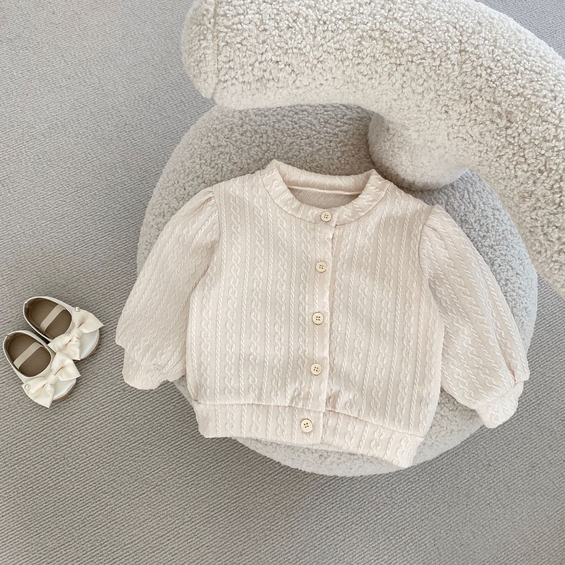 Jesenski set od tri dijela za djevojčice 2024. s čipkastom majicom s ovratnikom, mrežastim hlačama i jednobojnim žakard kaputom, Taken_voghion.com