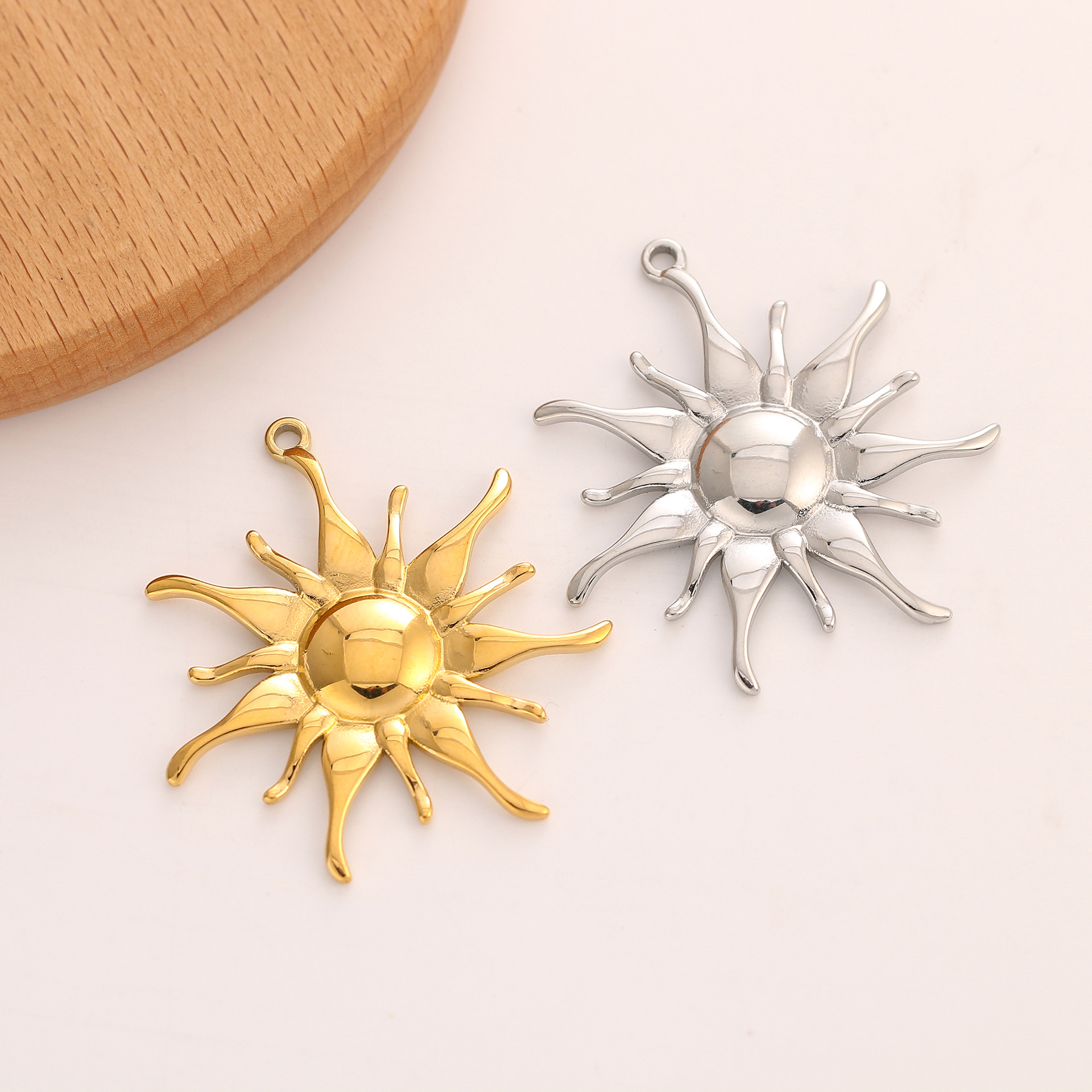 15g Weight Pendant Jewelry Making Type 30*32mm Jewelry Making Size DIY Jewelry Accessories Classification 3 PCS/Package Quantity 304 Stainless Steel Material Flower Pattern Plating Design Retro Style 3 PCS/Package 30*32mm 304 Stainless Steel Flower Pendant 8