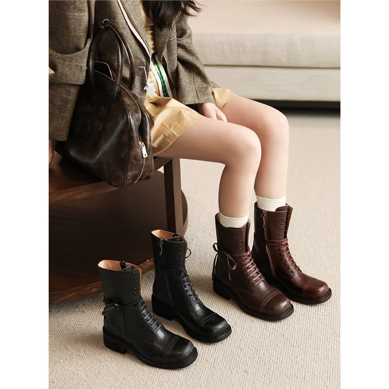 Можно разработать новую модель 2025 года для оптовой продажи неоформленных ботинок Мартинс коричневого цвета в стиле ретро для широких и полных стоп, коротких, в серии «сладкие и прохладные цвета».