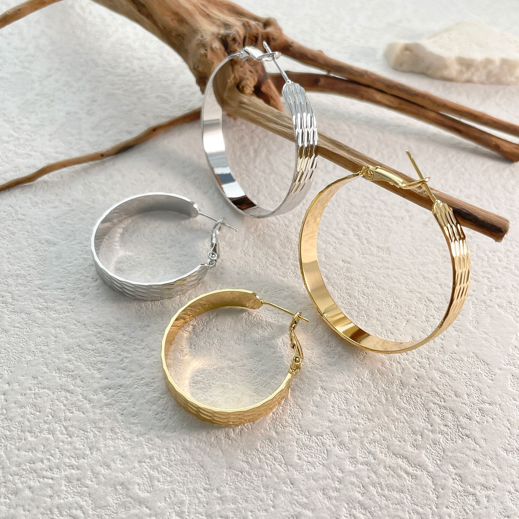 Classic hoop earrings, new versatile and stylish metal earrings with a unique and simple design, recommended by fashion bloggers