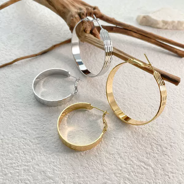 Classic hoop earrings, new versatile and stylish metal earrings with a unique and simple design, recommended by fashion bloggers