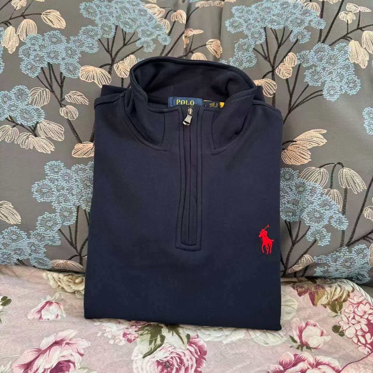 藏青衣服红色标