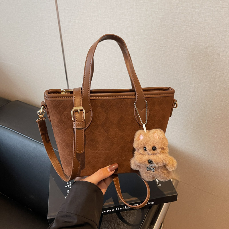 Bolsa de cubo de estilo coreano, bolsa de cestas de platos de mano, mujer, otoño y invierno, 2025, nuevo estilo de alta calidad, bolso de hombro de un solo hombro.