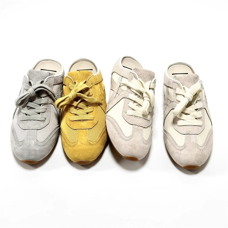 Versión coreana de las medias pantuflas de entrenamiento alemán para mujer, ropa exterior de verano, medias pantuflas de cuero a juego de color plano, zapatos blancos perezosos sin tacón