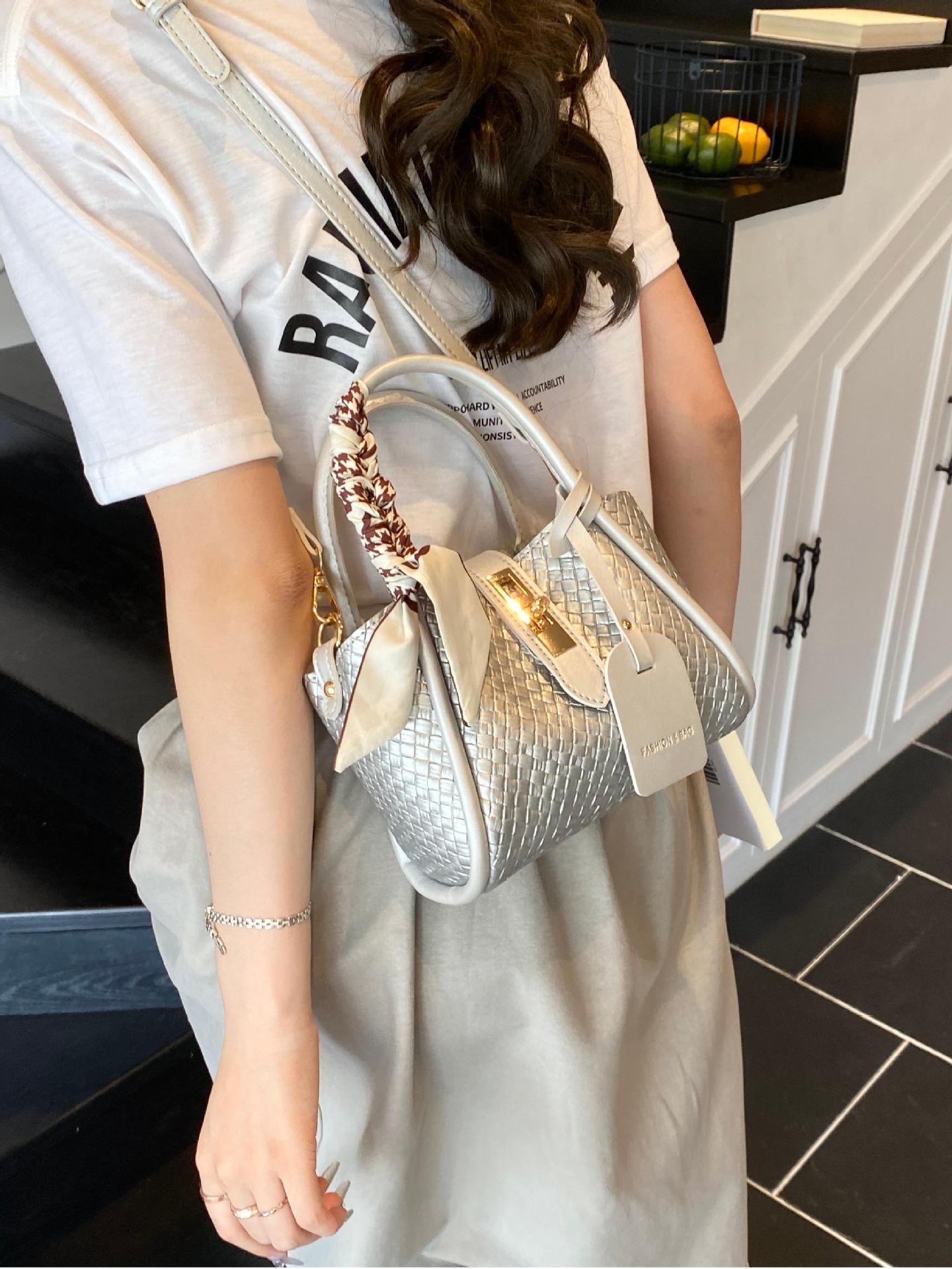 Explosiones transfronterizas tejidas bolsas de cestas de verduras de mano para mujeres 2025 nueva popular bolsas de cubo de agua super caliente bolsas de mochila versátiles