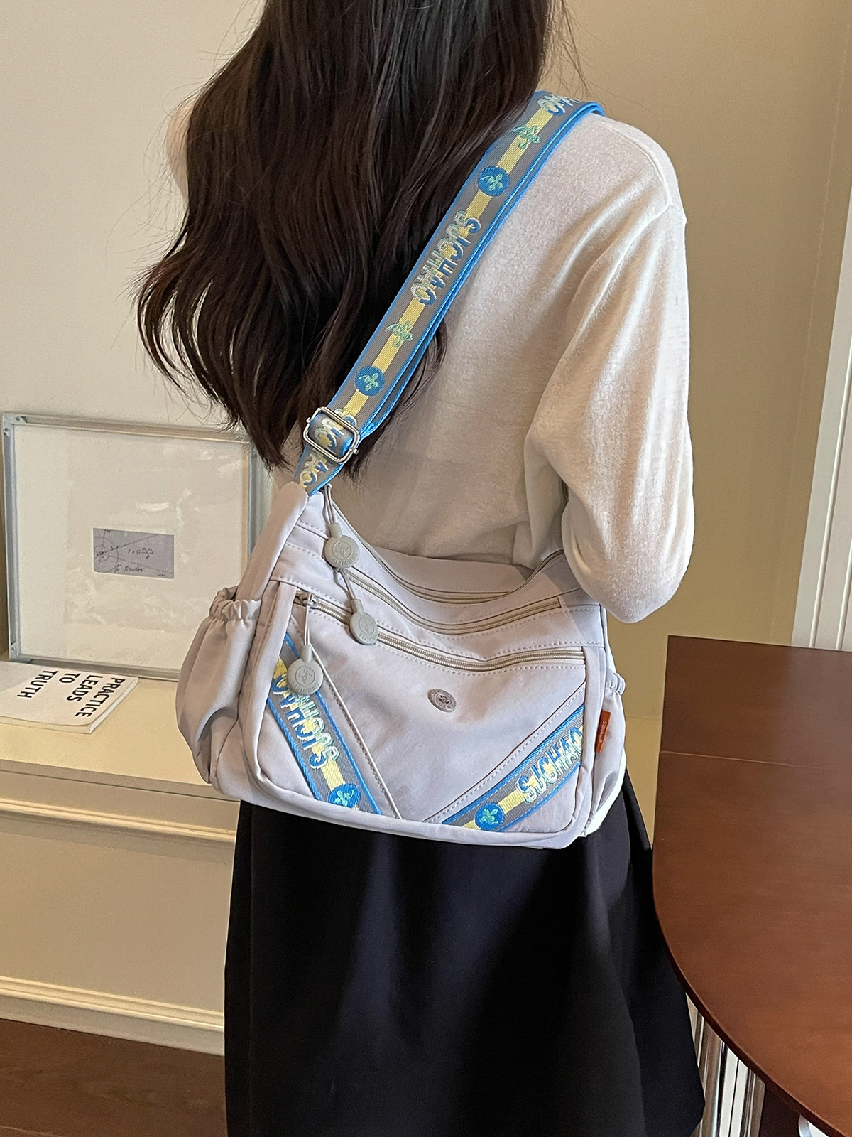 Bolsa de tela de nylon de gran capacidad de flujo para mujeres 2026 nuevo tipo de bolso de hombro ligero y simple de viaje a la oficina bolsa de ocio