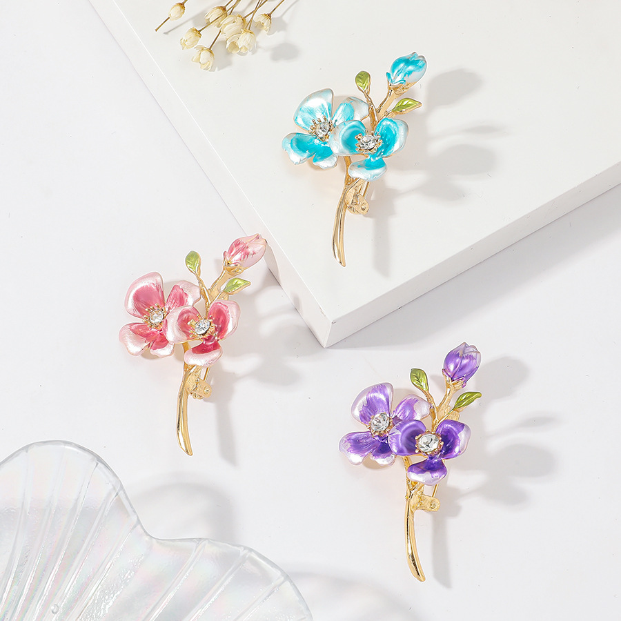 Elegante emaille bloem broche met strass perzikbloesem ontwerp_voghion.com