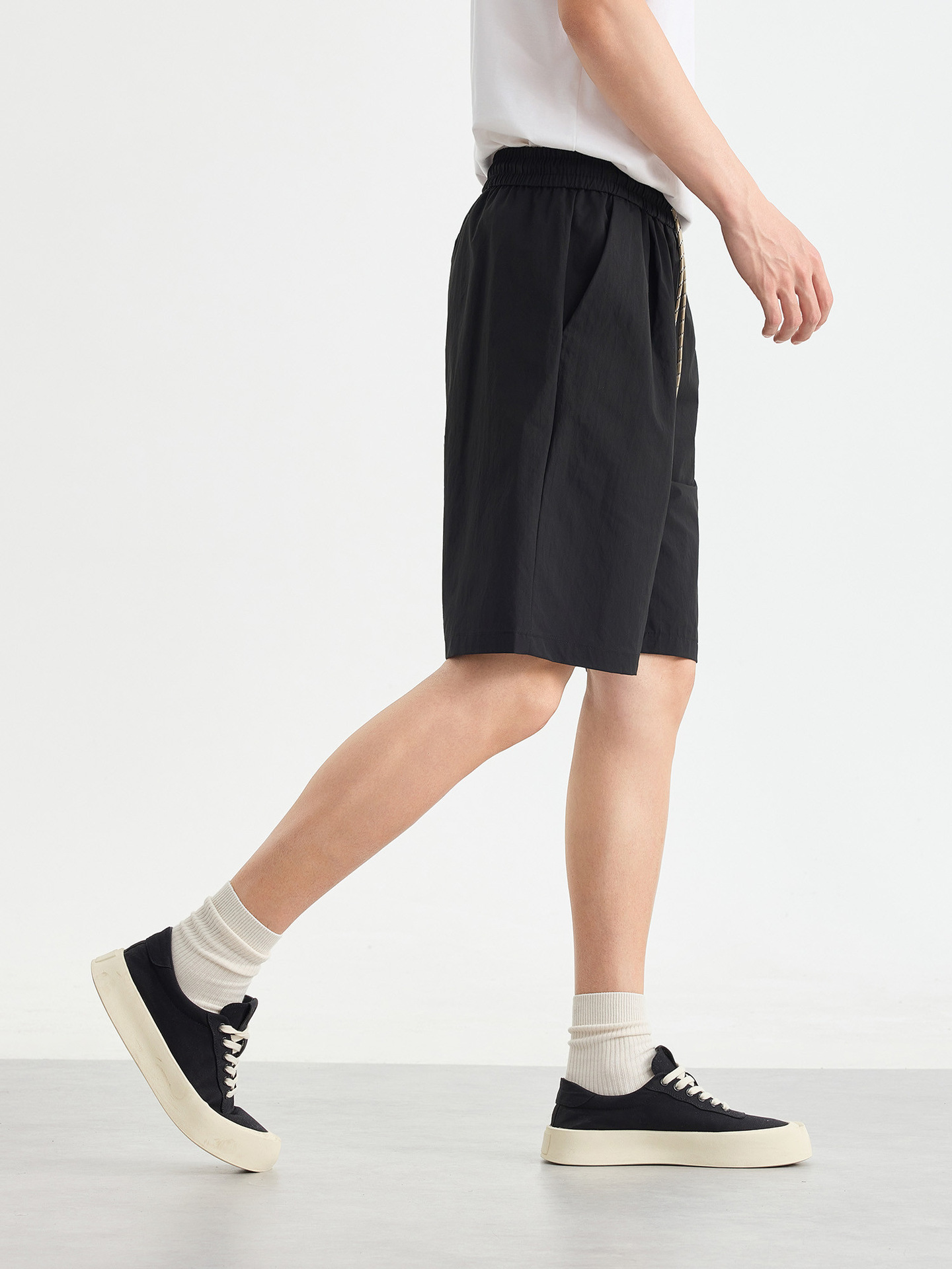 Quần short nam kaki dáng suông cạp chun thoáng khí — đen