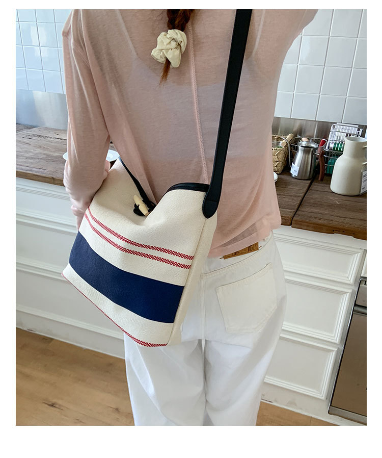 Korean version large-capacity women's 2025 new style fashionable canvas striped single-shoulder underarm bag casual commuting tote bag undefined