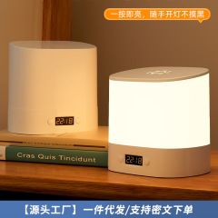 ベッドの頭の棚の電気スタンドの時計のタイプの小さい夜の明かりは両用の寝室のベッドのヘッドライトの赤ちゃんを挿して授乳して夜の目の明かりを保護します。
