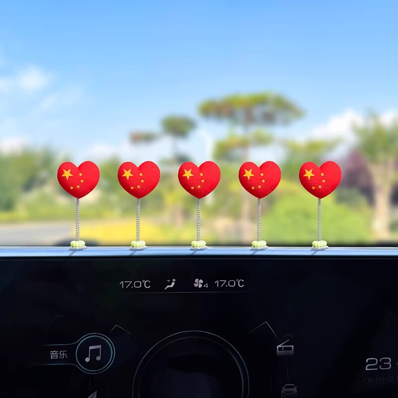 かわいい車の国旗の装飾は首を横に振って赤い旗を飾って自動車の装飾用品の助手席のバックミラーの車内の装飾品を並べます。|undefined