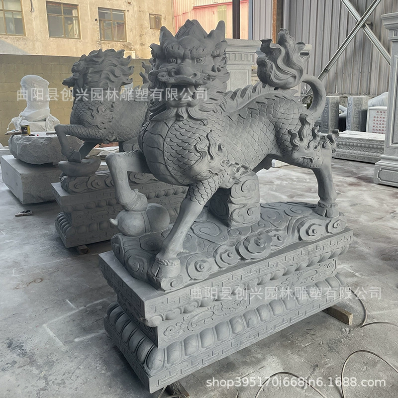 Кирин, резьба по камню, пара белых нефритовых и синих огненных единорогов, внутренний двор, отель, компания