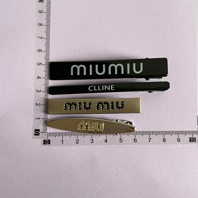 De metal de una sola palabra pico horquilla accesorios para el cabello femenino de alto grado estilo Chanel miumiu carta horquilla ins estilo clip lateral