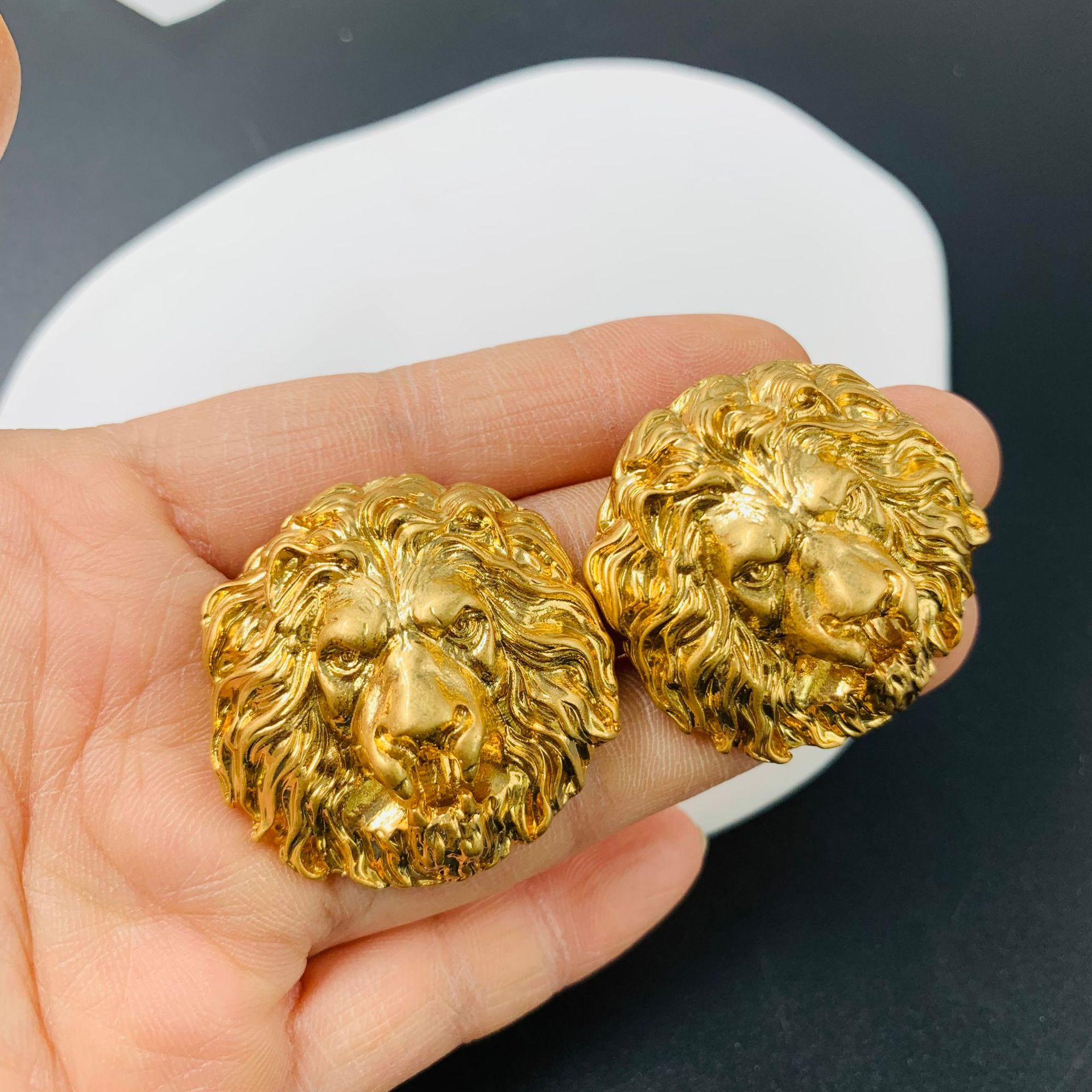 Middle -aged Vintage Western retro relief lion head three…