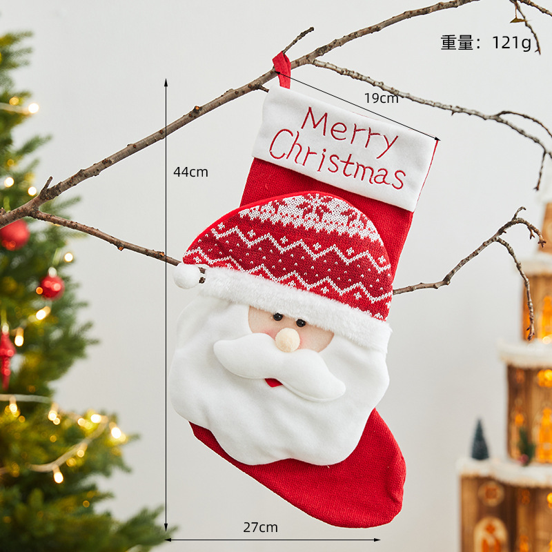 クリスマスの靴下のプレゼントの袋の大きいサイズの老人の雪だるまの贈り物のキャンディーの靴下のシーンは飾りを掛けてクリスマスの装飾品を飾ります。|undefined