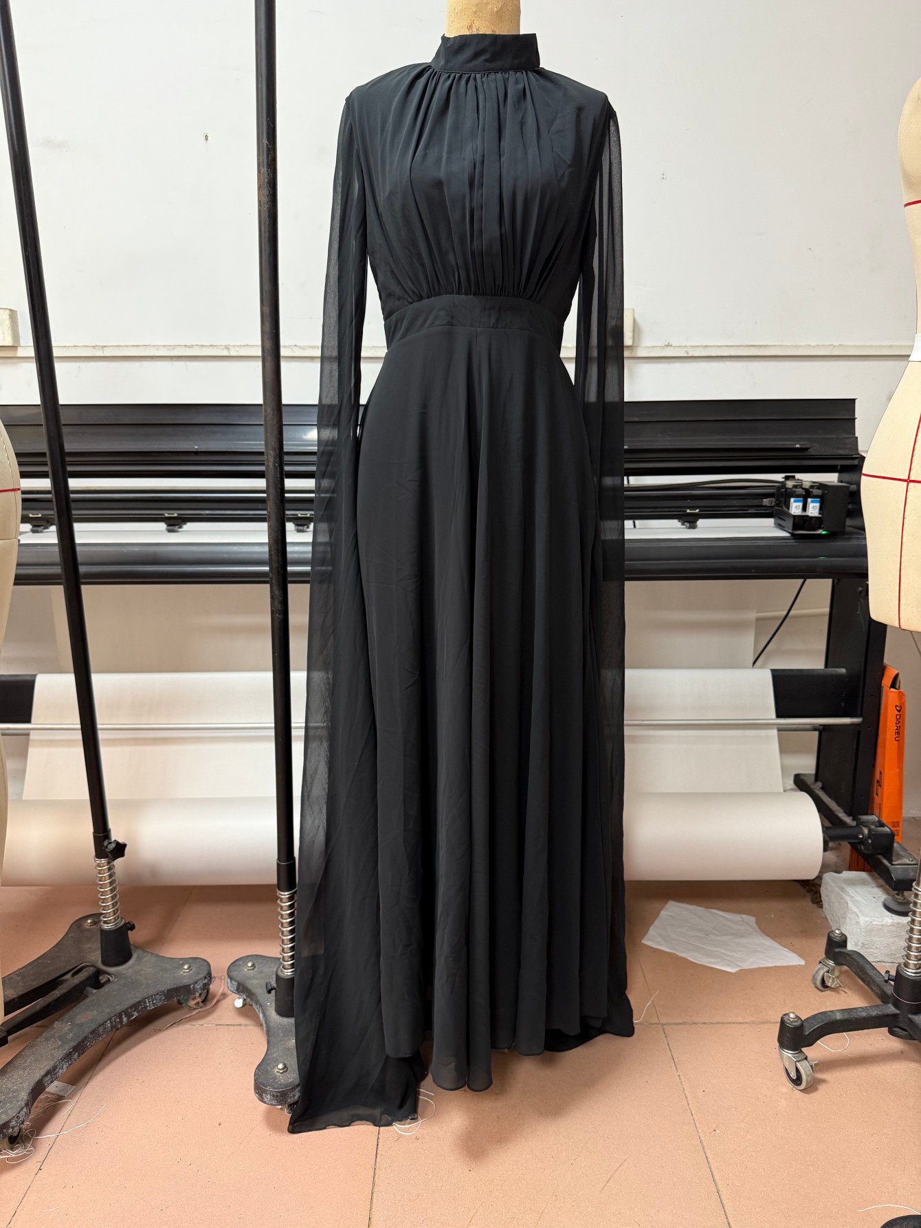 Inventario de verano 2025 nueva estrella europea y americana elegante estilo de chiffon plumsuit vestido y pantalones de piernas anchas image 6