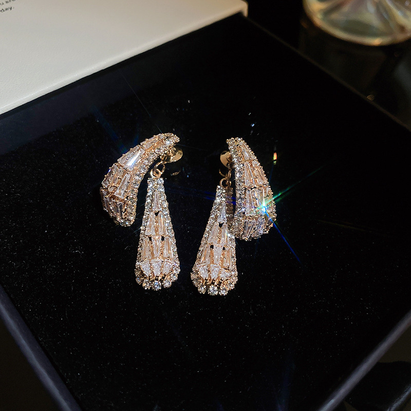 Agujas de plata transfronterizas flores de zircón aretes de bordillo estilo de moda pernos de auriculares lujosos de alto nivel de diseño de auriculares nicho