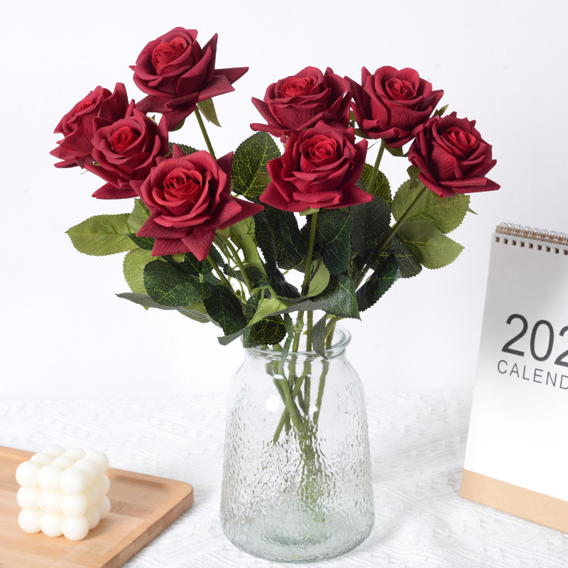 Rosa artificial sensación hidratante de gama alta sola rosa mano sosteniendo flor falsa boda Hotel hogar sala de estar Decoración