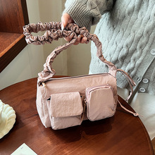 新款韩系小众设计感单肩腋下包云朵包女尼龙布抽绳百搭斜跨休闲包