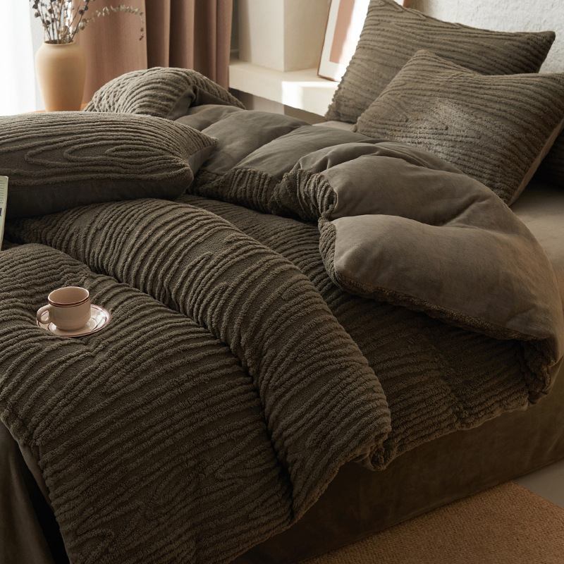 Invierno engrosado leche cama de terciopelo conjunto de cuatro piezas 2025 nueva sábanas de terciopelo de coral de flange más edredón cubierta de terciopelo tallado