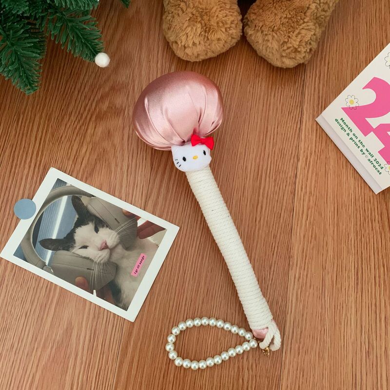 漫画かわいい猫の艾草ハンマー家庭用背中マッサージハンマー関節叩いてリボンを持っています。|undefined