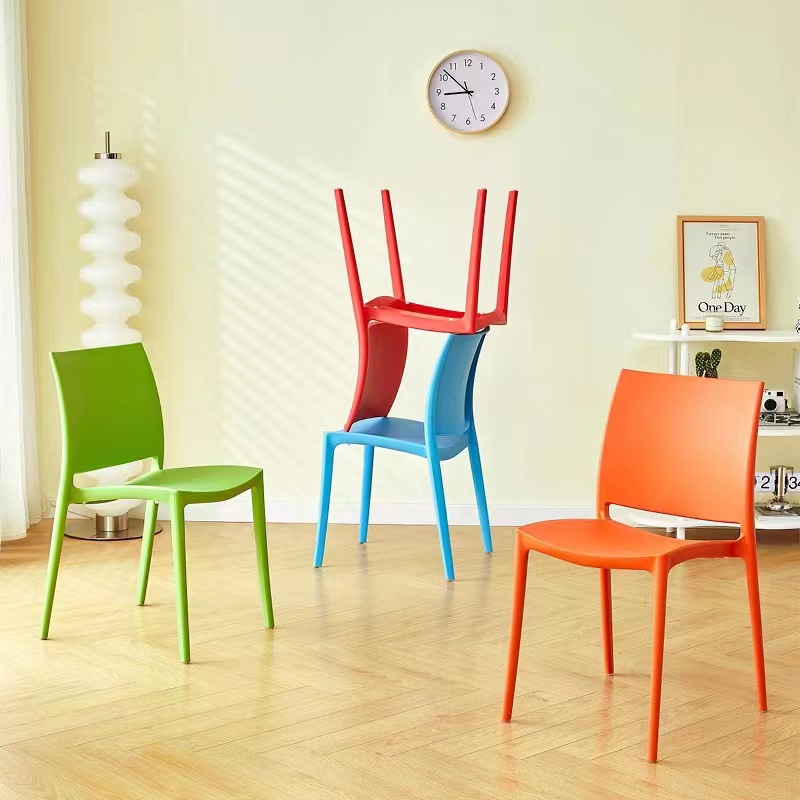 Silla de comedor para adultos de estilo nórdico con respaldo alto, adecuada para uso doméstico, ocio, silla de plástico gruesa y apilable.