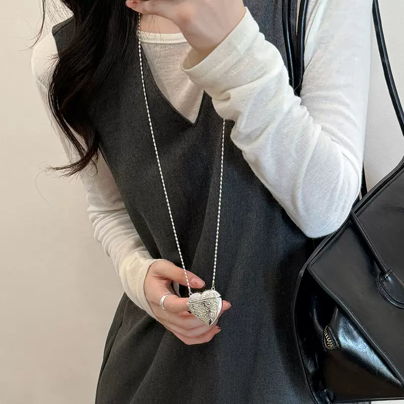 韩系爱心小包项链女小众设计高级感斜挎链秋冬复古长款桃心毛衣链