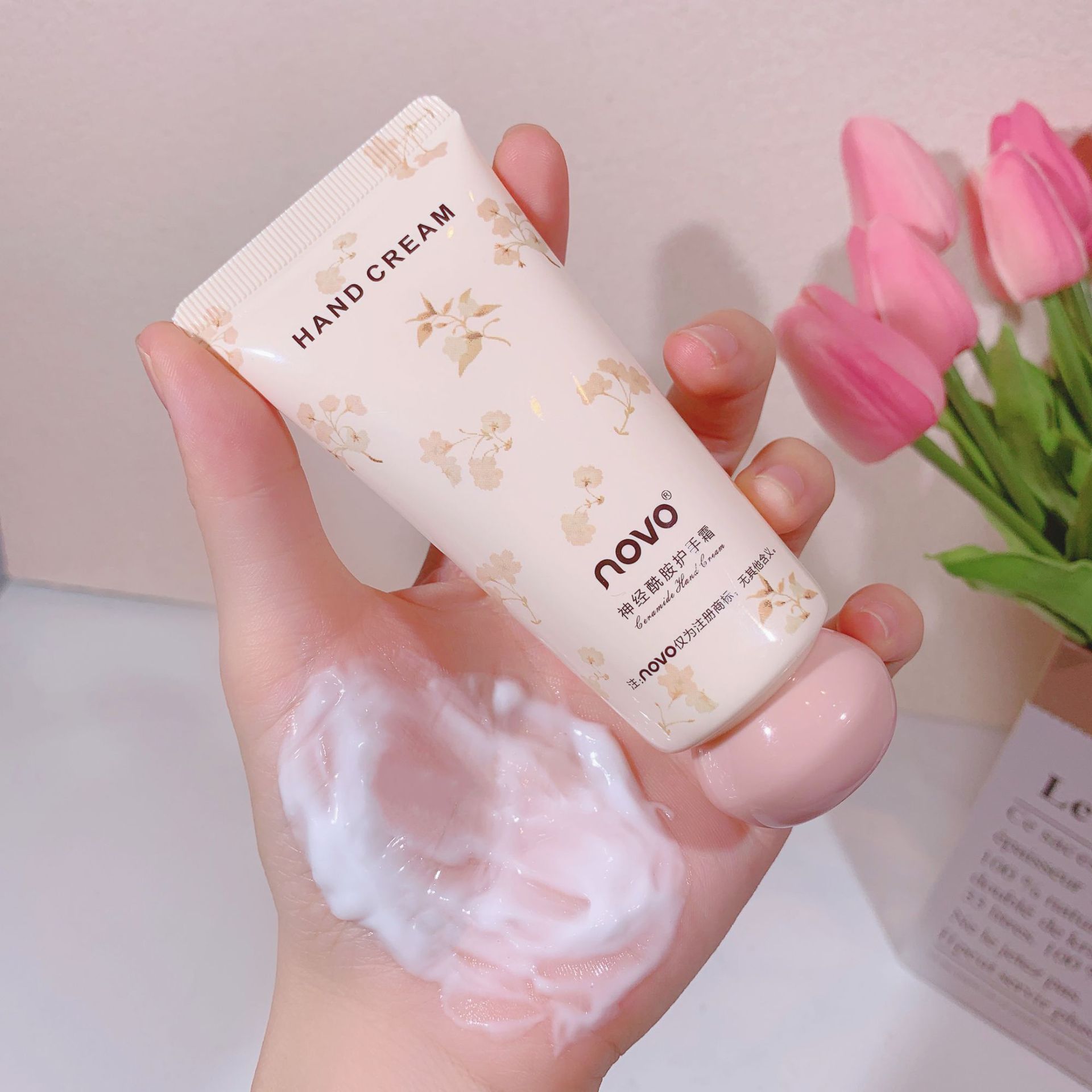 NOVO hand cream is naturally moisturizing, hydrating and hydrating. It is refreshing and non-greasy in autumn and winter. It is small, portable and affordable for students undefined