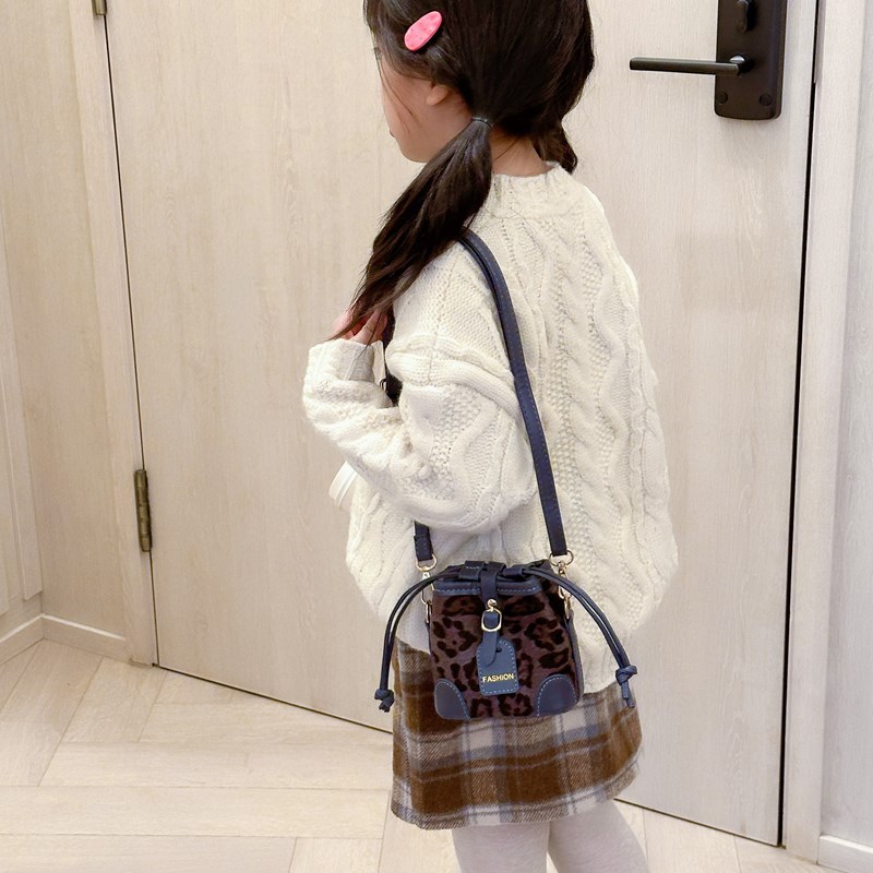 2025 nuevo bolso infantil de moda coreana estampado leopardo para niños y niñas bolso de cubo de aire a placas extranjeras bolso de cambio de bebé