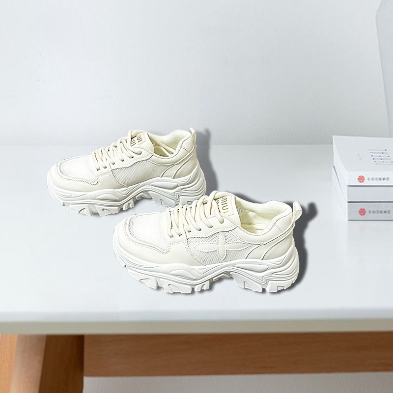 Los zapatos de verano de las mujeres nuevos zapatos blancos transpirables de altura interior de suela gruesa aumentan la altura de los zapatos de mujer 2024 explosión