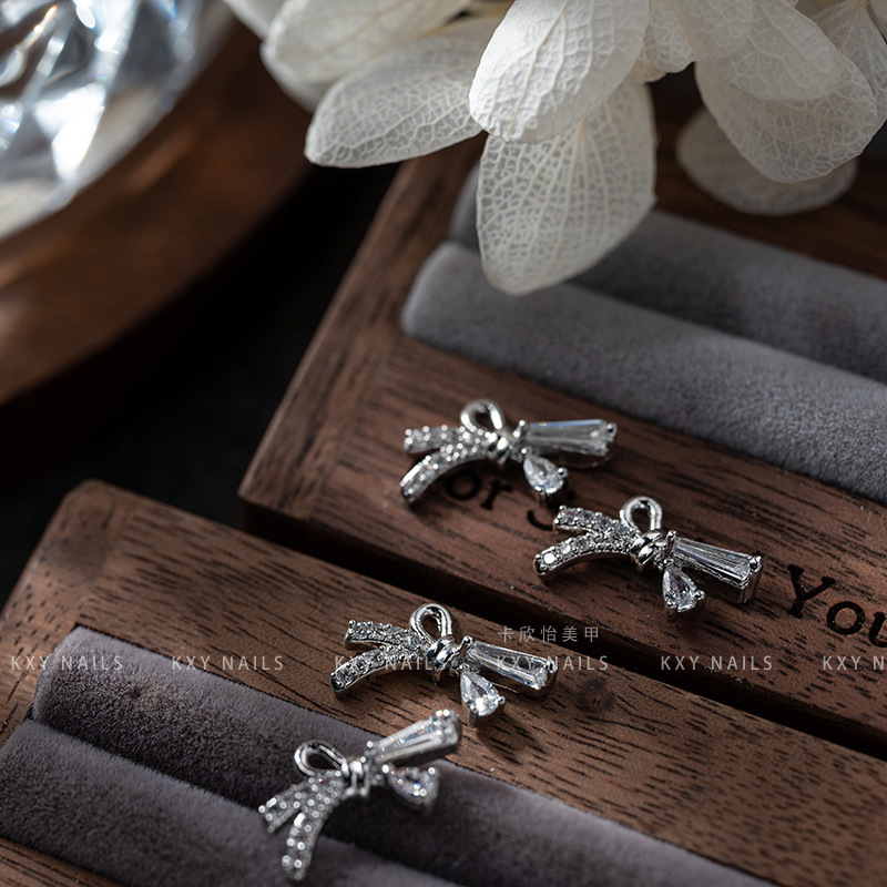 Clavo cobre con incrustaciones mariposa pajarita circón pequeña joyería Retención de color avanzado de lujo ligero tridimensional popular en línea popular accesorios de uñas