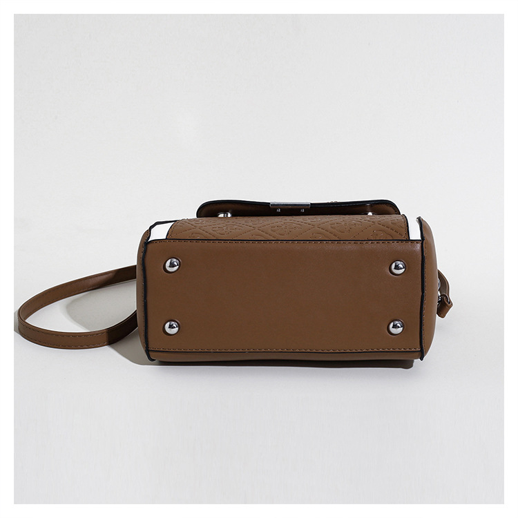 Women's Small Pu Leather Solid Color Lingge Vintage Style Classic Style Magnetic Buckle Crossbody Bag display picture 12